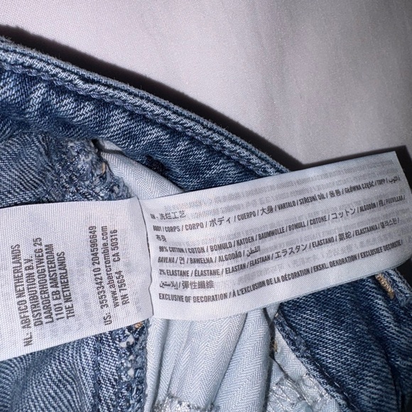 Hollister Size 3/26 Medium Wash Distressed Ultra Hi Rise Mom Jeans - Picture 8 of 10